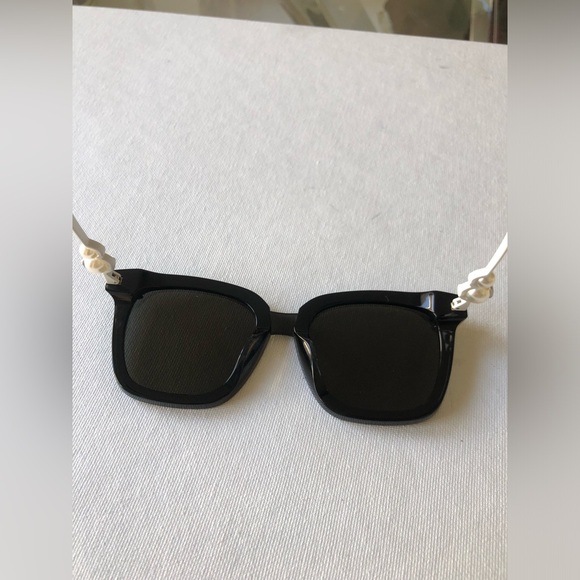 Chanel black sunglasses with CC logo and pearls handles - Picture 6 of 7